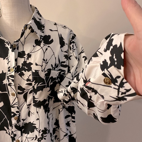 POL women’s floral button down black & white Collared shirt high / low l/s M - Picture 6 of 12